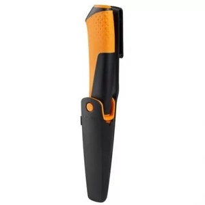 Fiskars Hardware kés famunkákhoz, tokba épített élezővel